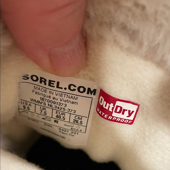 NWT Sorel Tan and Black Winter Boots - Picture 4 of 5